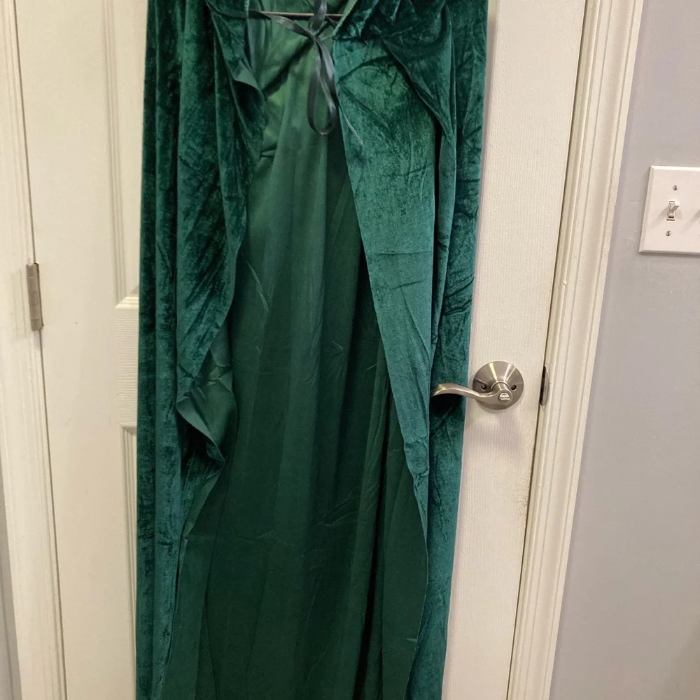 Emerald Green Velvet Hooded Cape Medieval costume - Picture 3 of 3